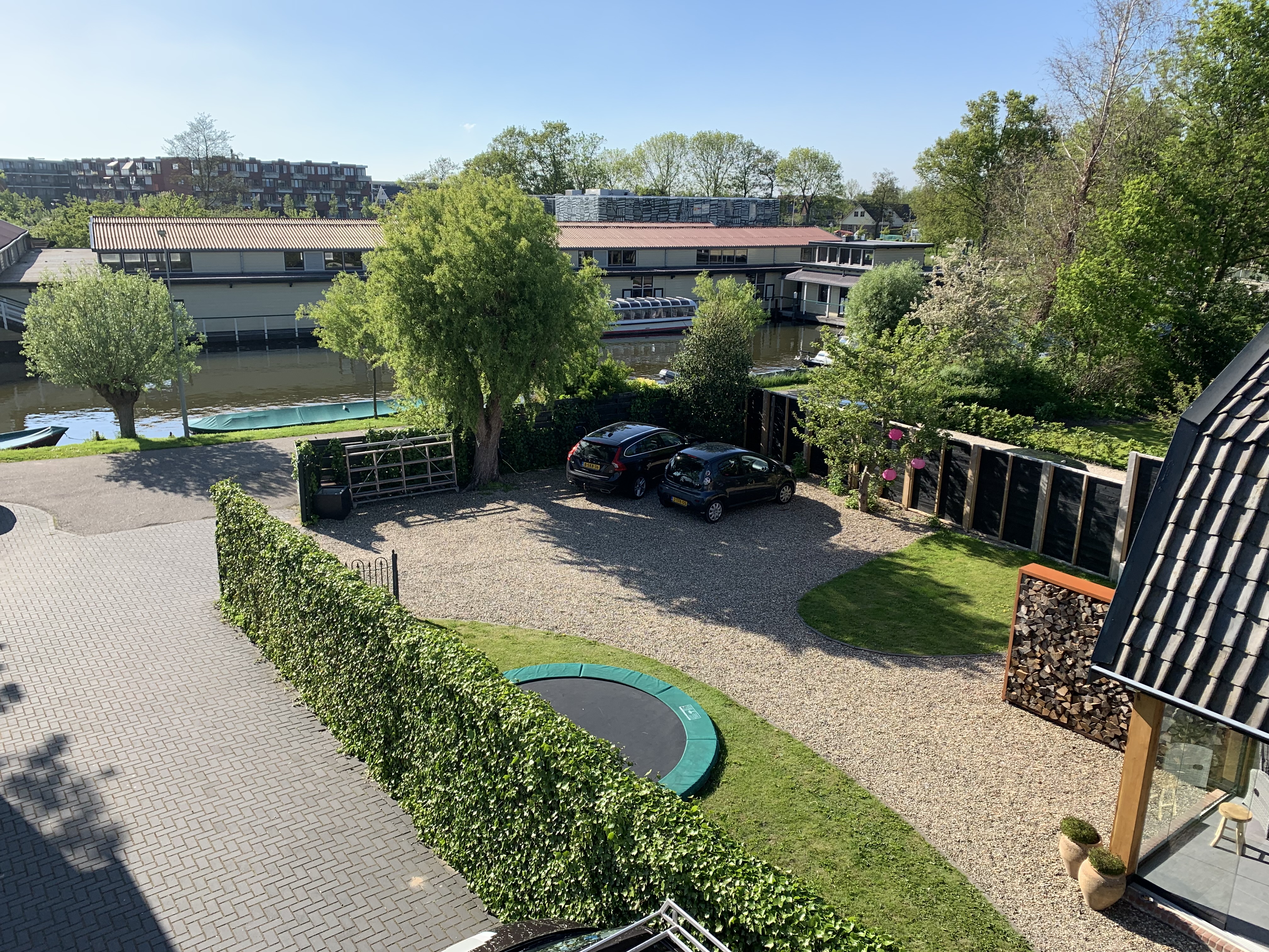 Bovenaanzicht met tuin en parkeergelegenheid