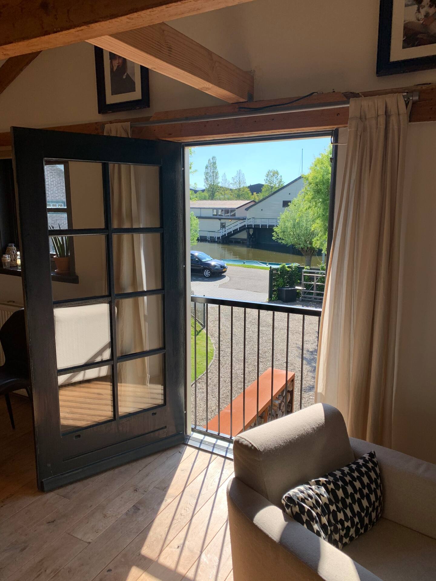 Uitzicht op de Broekerveiling vanuit woonkamer